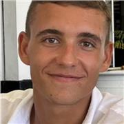 Un estudiante de último año de carrera, con unas grandes habilidades de comunicación y fácil transmisión de mis conocimientos